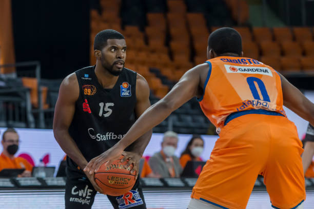 中场和防守 中场和防守